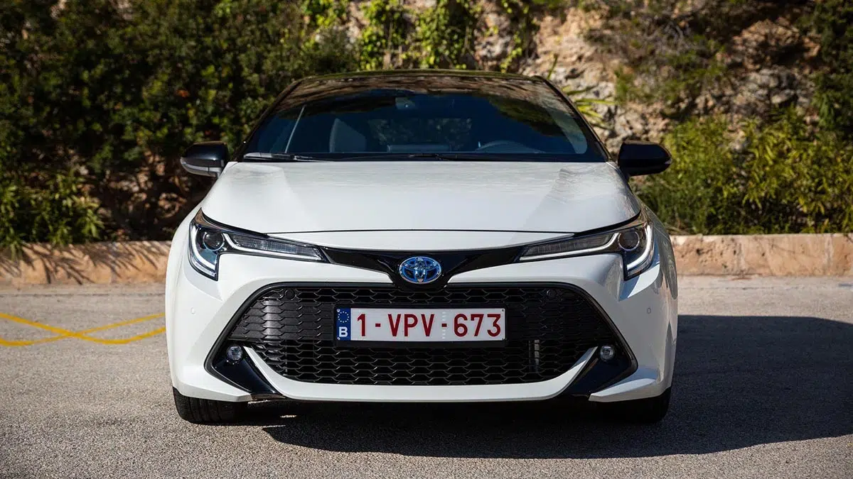 Vista frontal del Toyota Corolla híbrido 2026, diseño dinámico y parrilla delgada