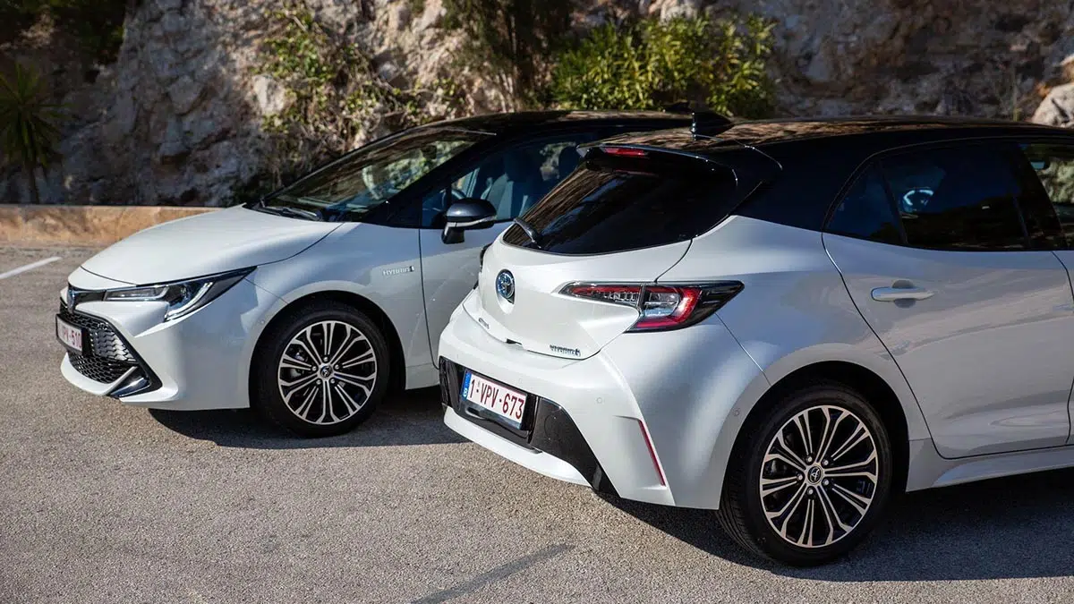 Parte trasera del Toyota Corolla híbrido 2026 con firma LED y distintivo PHEV