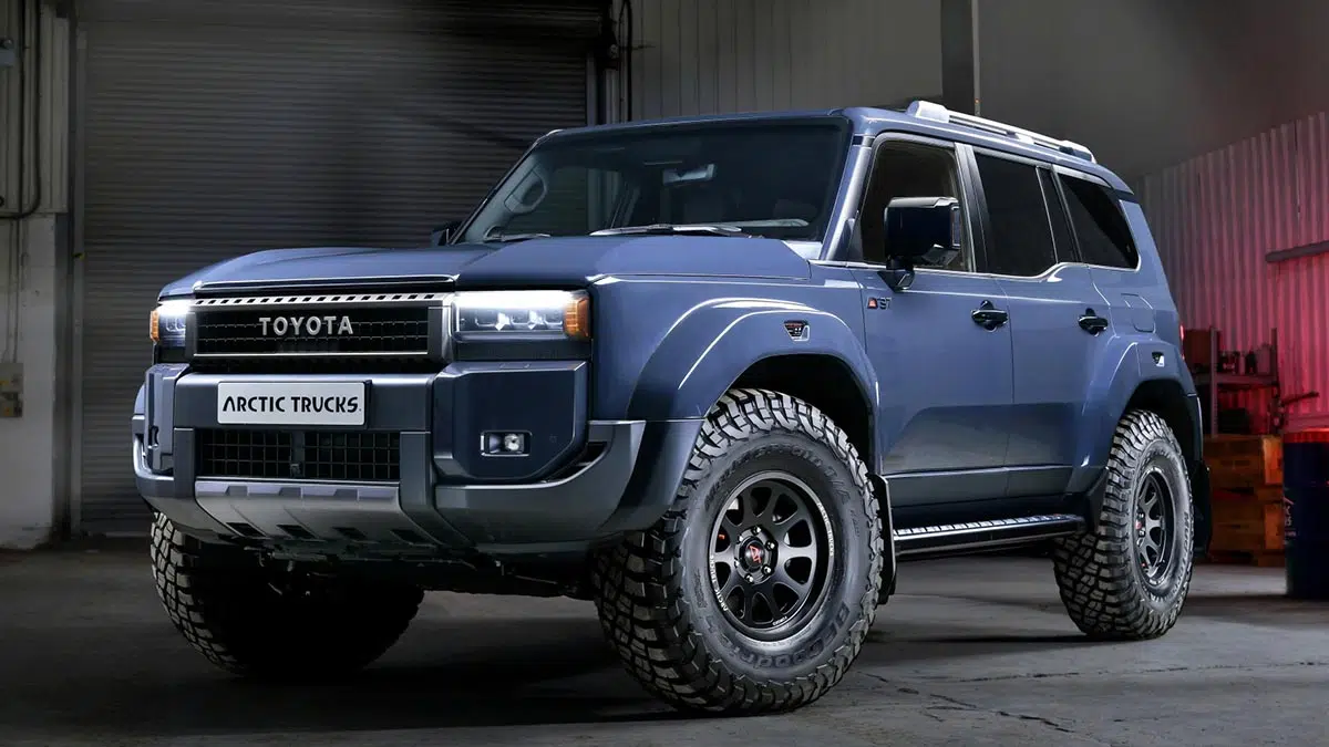 Toyota Land Cruiser AT37 preparado por Arctic Trucks, vista frontal con neumáticos todoterreno y parrilla musculosa