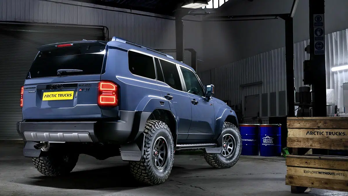 Parte trasera del Land Cruiser AT37 de Arctic Trucks con escalones reforzados y altura del suelo optimizada