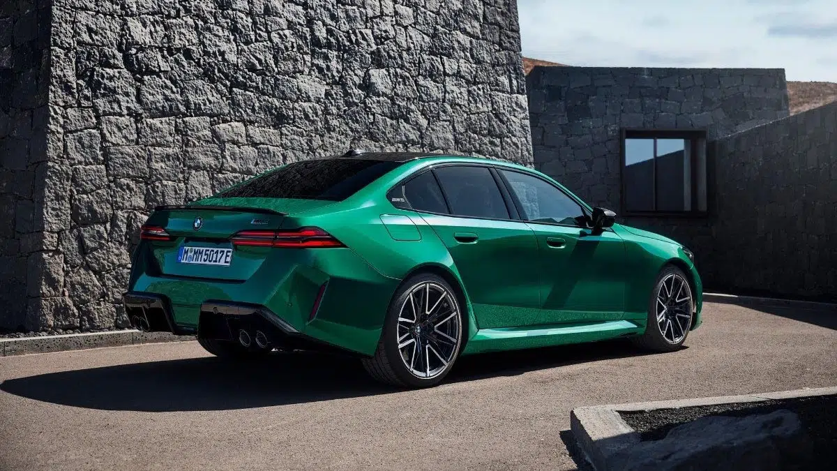 Parte trasera de la BMW M5 híbrido enchufable 2025 con difusor y luces LED