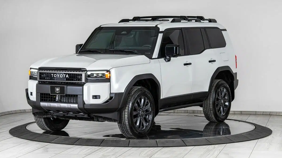 Vista frontal del Toyota Land Cruiser 250 blindado por Inkas con diseño robusto y protección balística