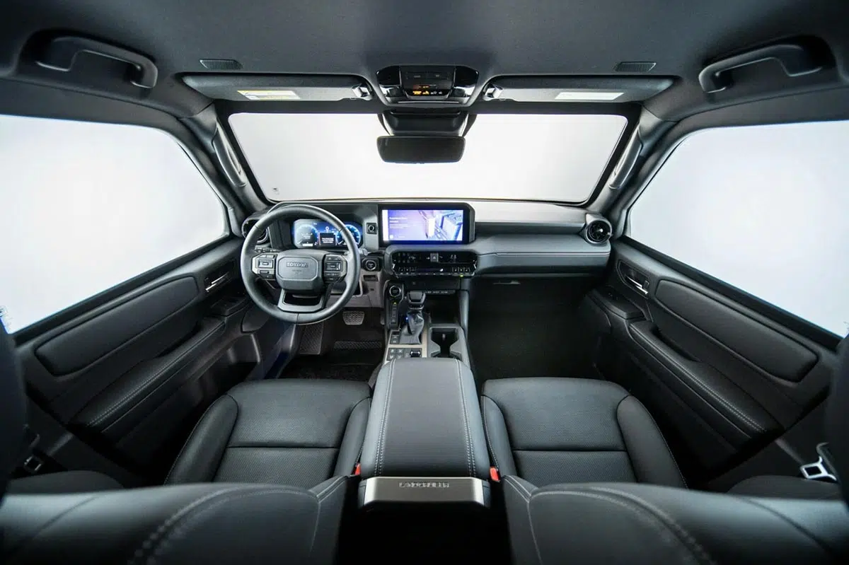 Interior del Toyota Land Cruiser 250 blindado con cockpit reforzado y acabado de alta gama
