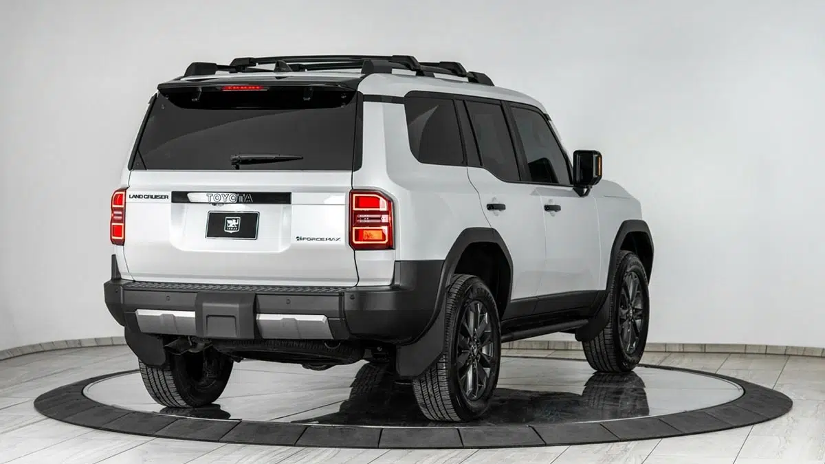 Vista trasera del Land Cruiser 250 versión blindada, cofre reforzado y carrocería protegida