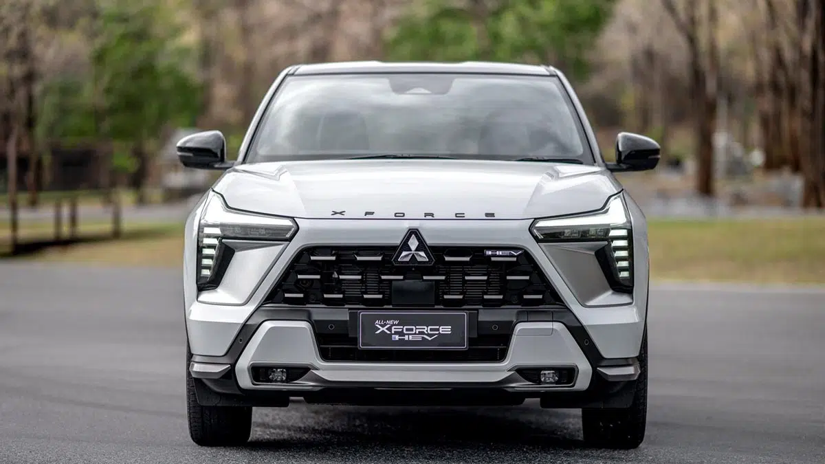 Frente del Mitsubishi Xforce HEV 2025 con parrilla dinámica y diseño compacta de SUV