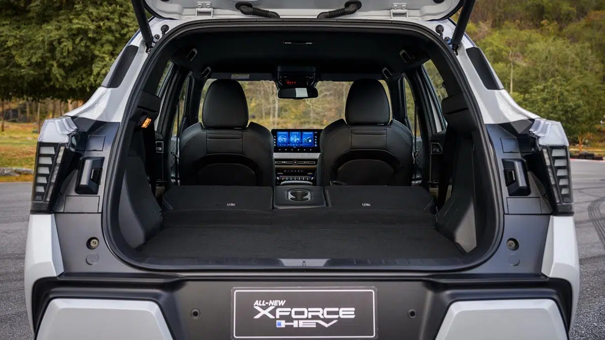 Maletero del Mitsubishi Xforce HEV con amplia apertura y volumen de carga modulable