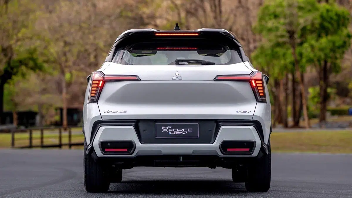 Vista trasera del Mitsubishi Xforce HEV con luces LED horizontales y parachoques reforzado