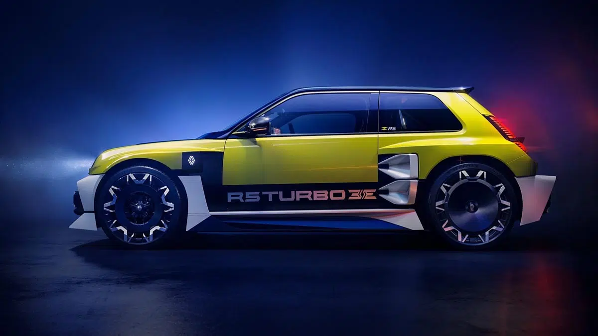 Renault 5 Turbo 3E vu de profil, silhouette musclée