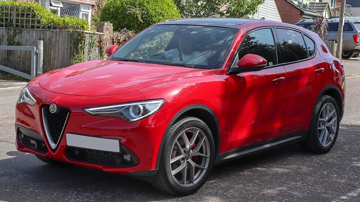 Alfa Romeo Stelvio Quadrifoglio con doble salida de escape, diseño agresivo