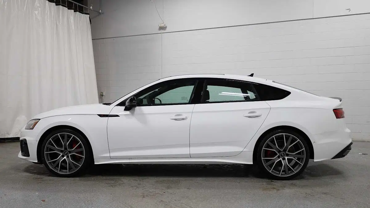 Perfil lateral del Audi A5 TFSIe 2024 Sportback con líneas deportivas y tapa de carga