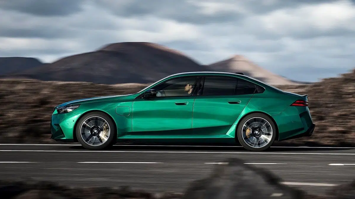 Perfil del BMW M5 híbrido enchufable 2025 con líneas tensas y llantas deportivas
