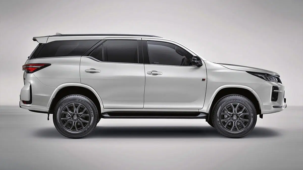 Perfil del Toyota Fortuner en una carretera accidentada, ilustrando su diseño robusto