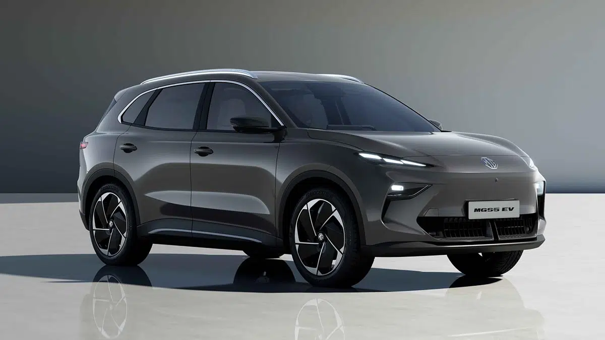  Vista 3/4 frontal del MG S5 EV, destacando su diseño dinámico y su parrilla cerrada típica de los vehículos eléctricos.