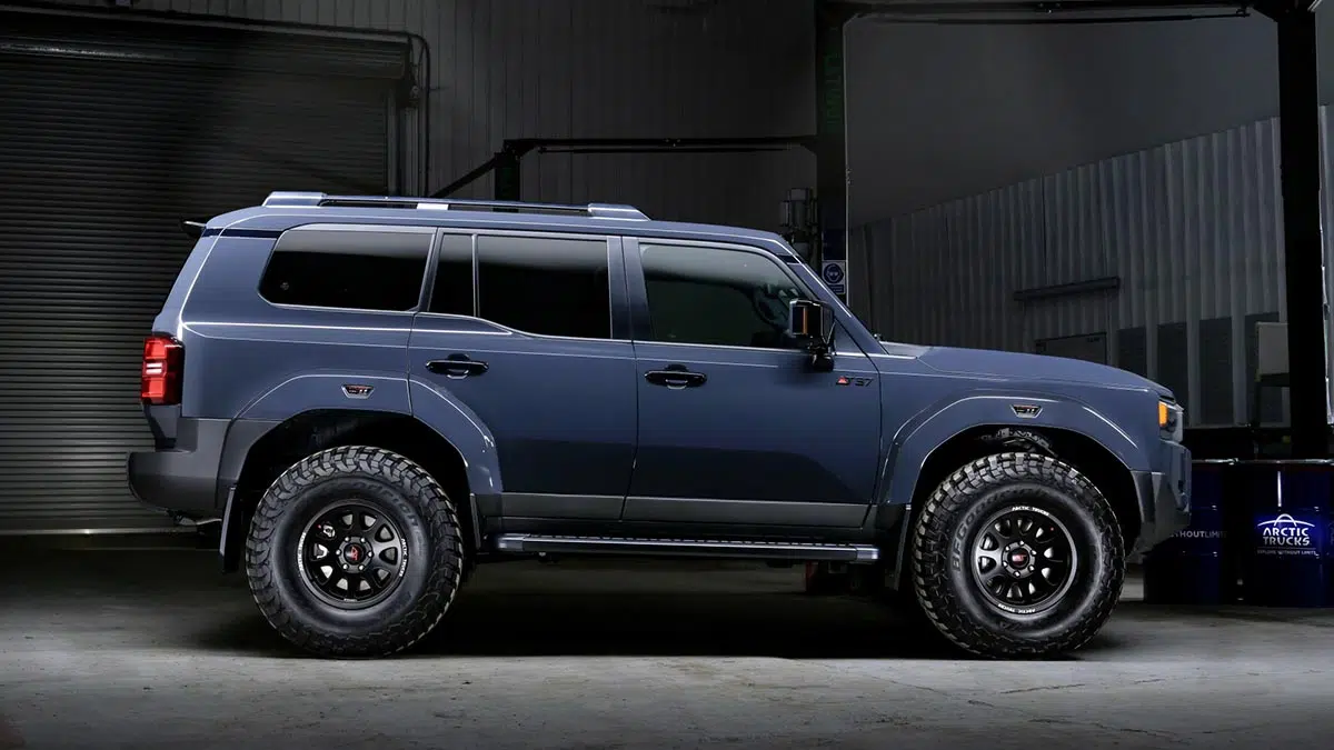Perfil del Toyota Land Cruiser AT37 con ensanchadores de aletas y neumáticos de 37 pulgadas BF Goodrich