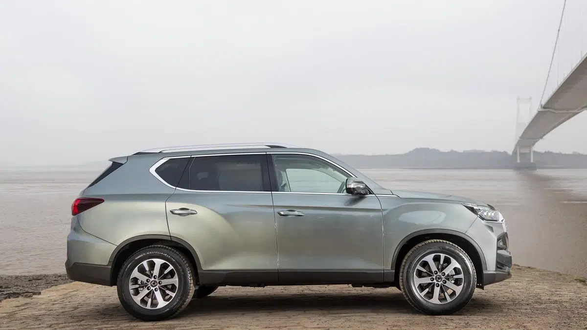 Vista lateral del KGM Rexton 2025, resaltando su diseño robusto y líneas imponentes.