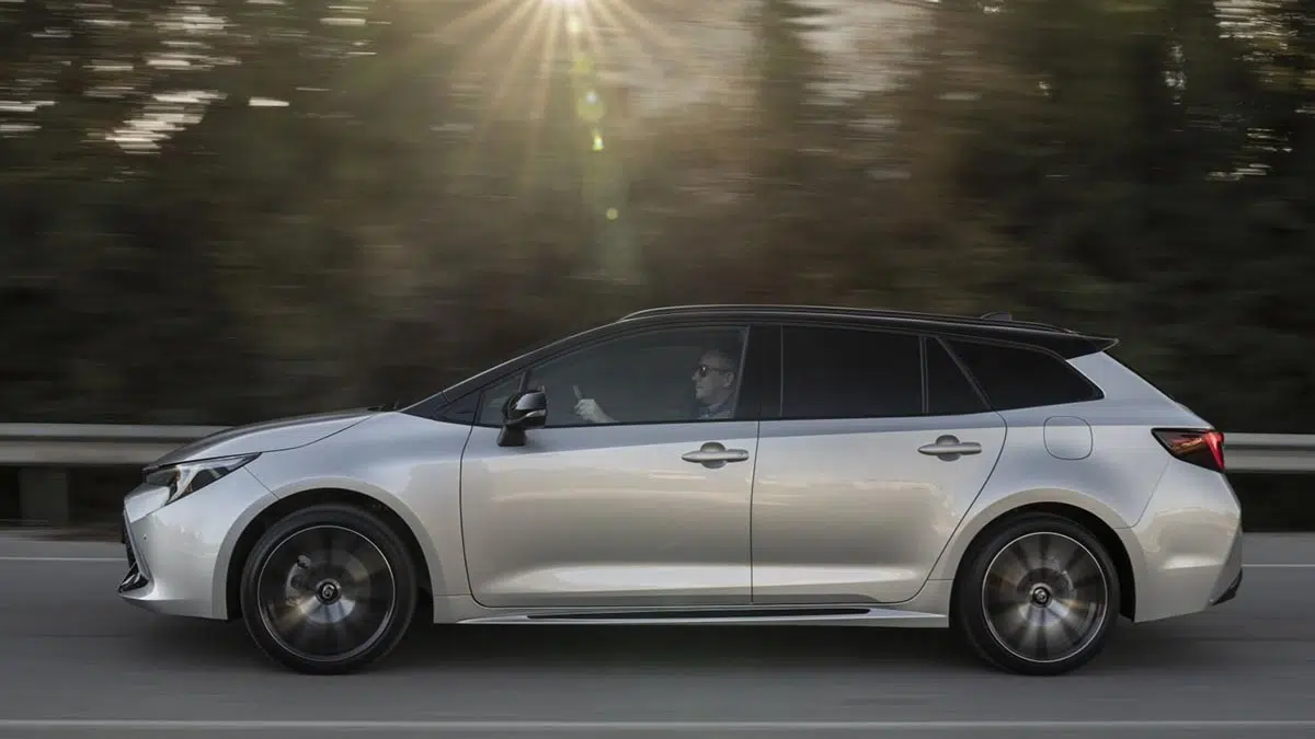Toyota Corolla Touring Sports Active Plus, un familiar híbrido espacioso con llantas de aleación y líneas fluidas
