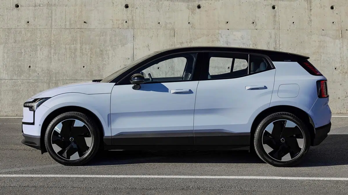 Volvo EX30 2025 perfil, SUV compacto eléctrico con líneas modernas y aerodinámicas