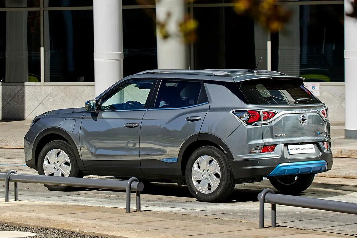 Vista lateral del KGM Korando, destacando sus líneas robustas y su apariencia SUV distintiva.