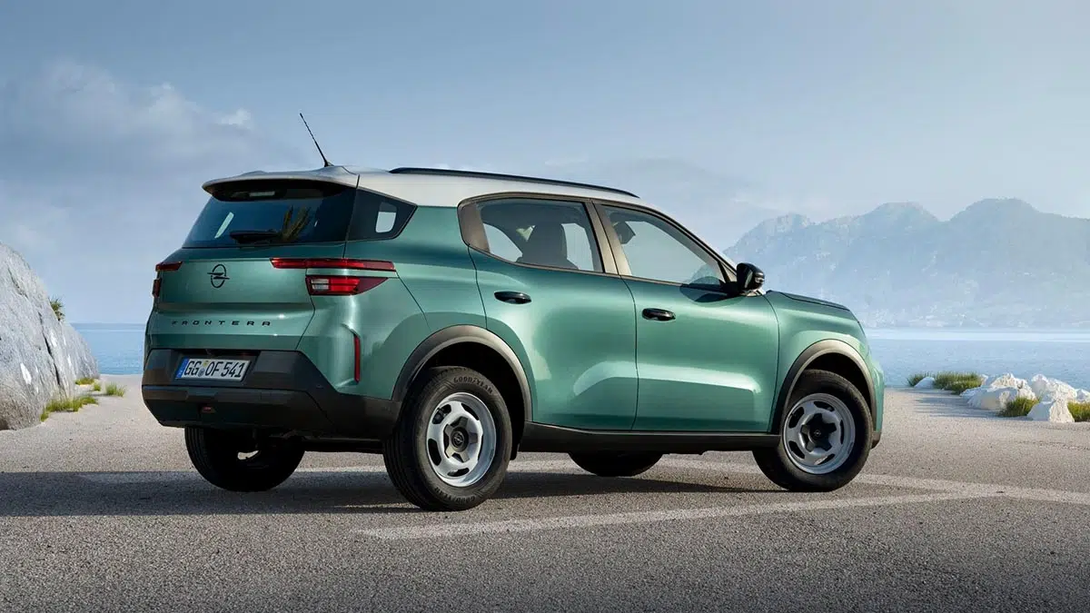 Vue de profil de l’Opel Frontera 2025, mettant en avant ses lignes modernes et son gabarit familial.
