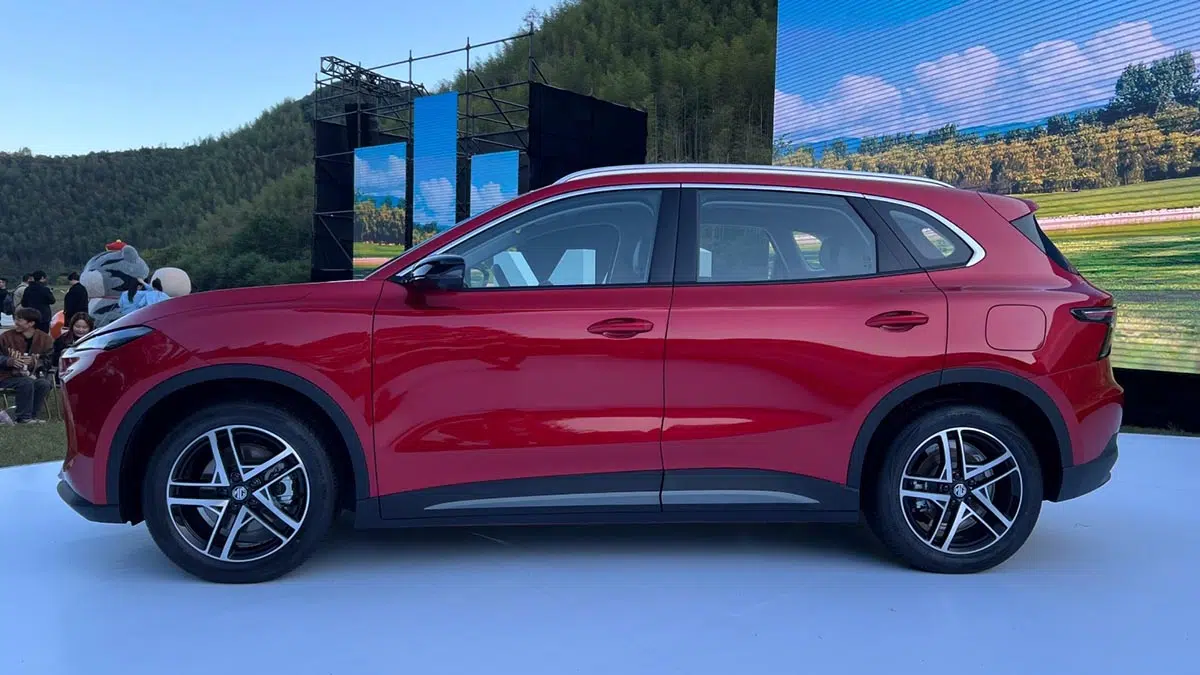 Perfil del MG S5 EV que resalta sus líneas elegantes y su aerodinámica optimizada.
