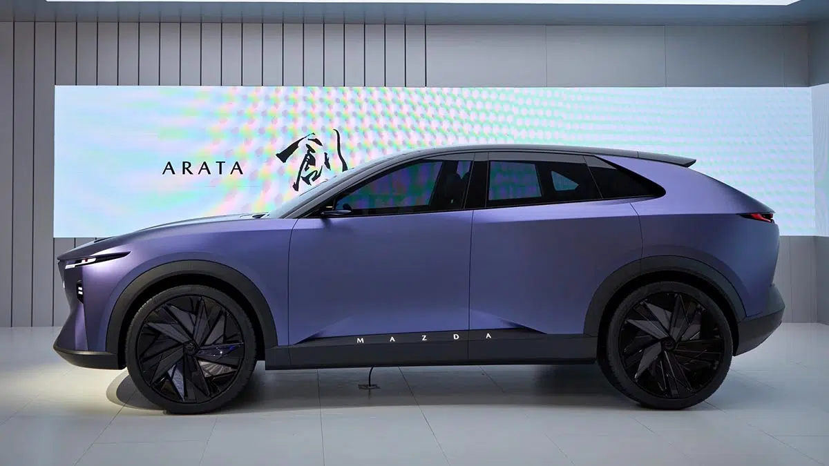 Perfil lateral del concepto Mazda Arata con línea de techo fluida y arcos marcados