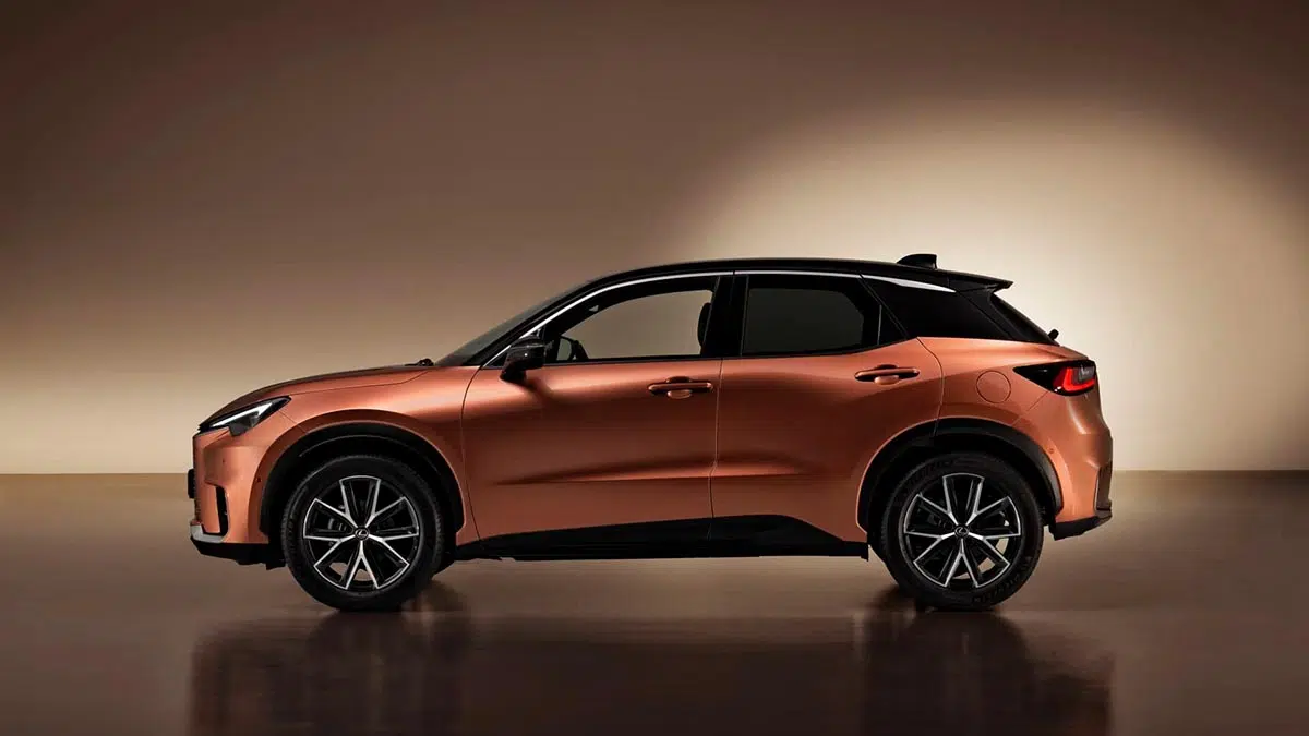 Lexus LBX 2025 perfil, SUV compacto híbrido de diseño moderno y dinámico