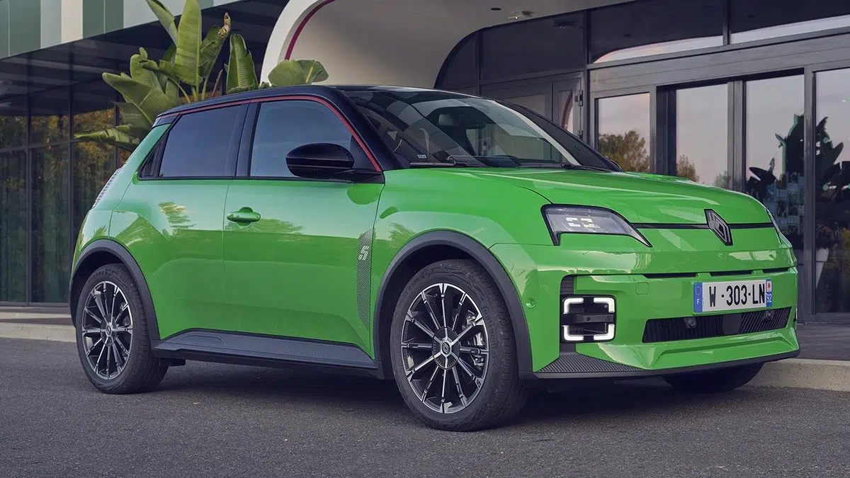 Renault 5 E-Tech en verde, ilustrando su diseño retro-moderno