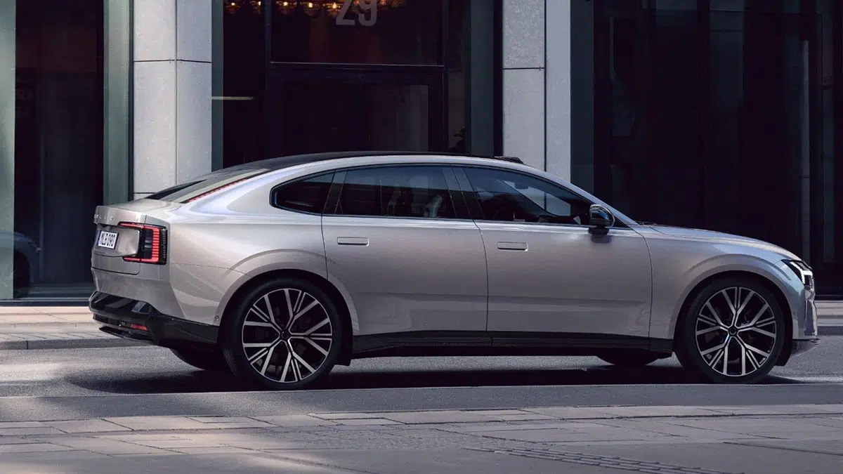  Vue de profil du Volvo ES90, mettant en avant ses lignes élégantes et son design aérodynamique.