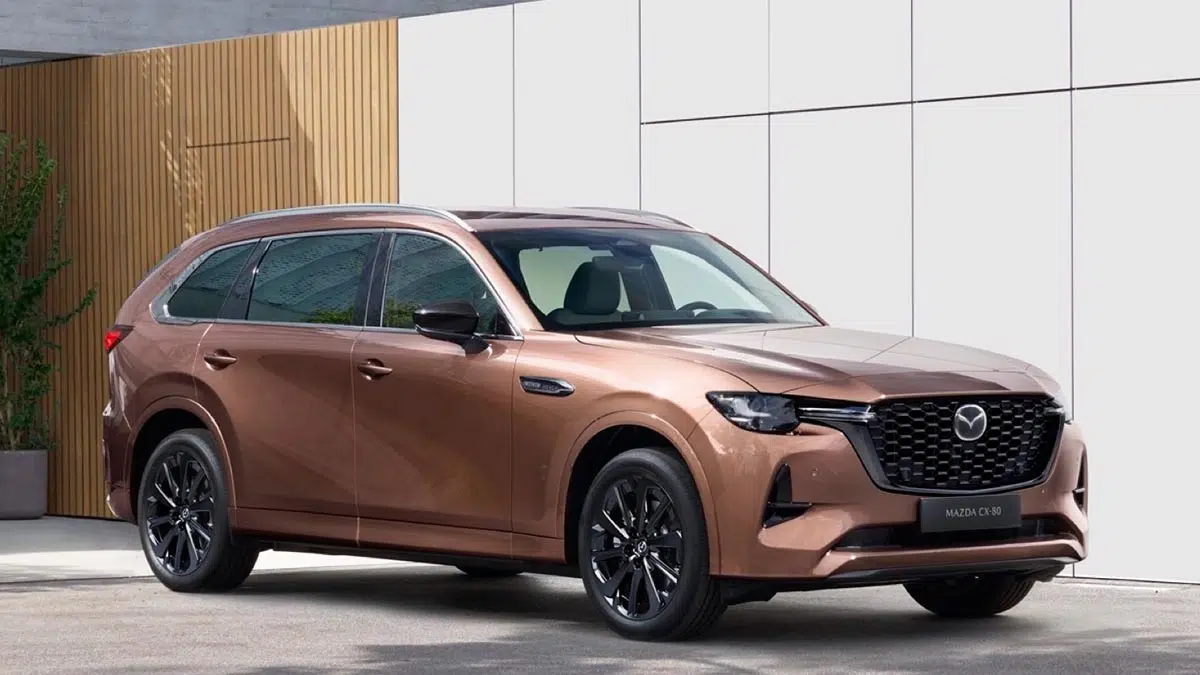 Mazda CX-80 vu de profil, SUV familial hybride avec proportions équilibrées et allure dynamique