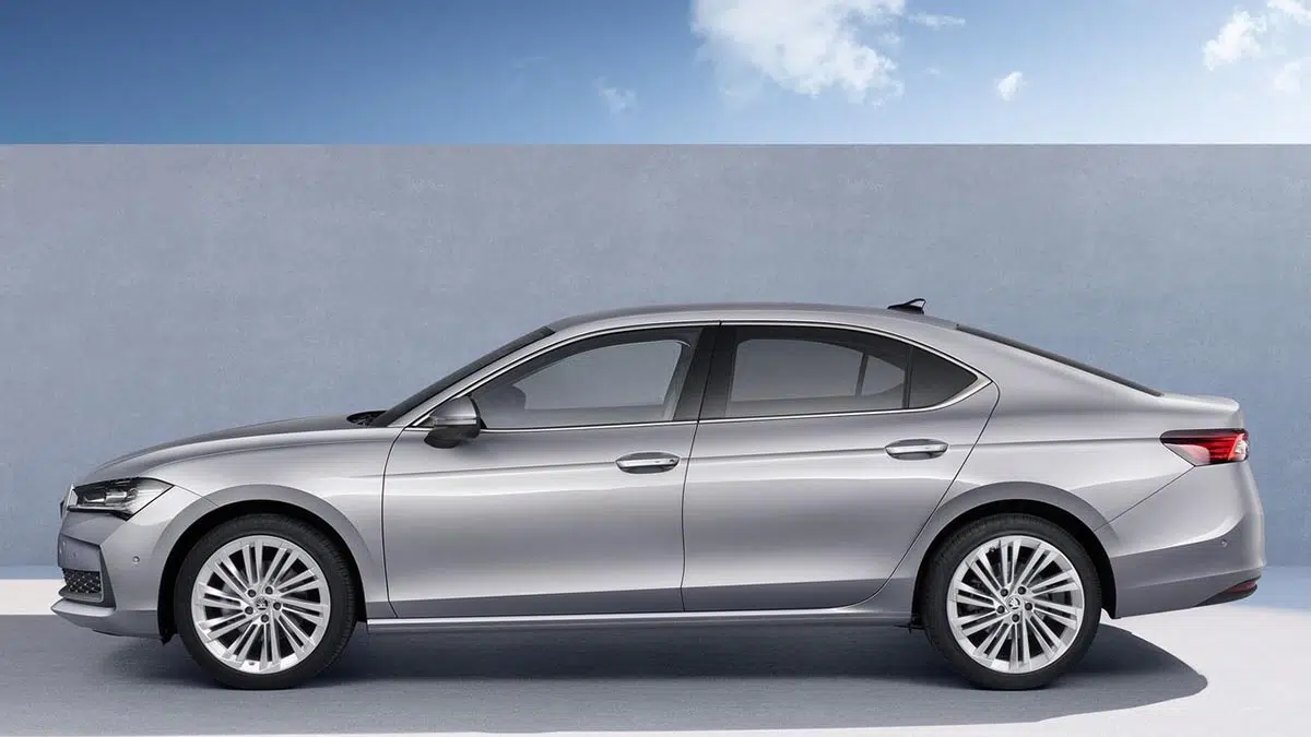Škoda Superb 2025 de perfil, berlina espaciosa con líneas fluidas y dinámicas