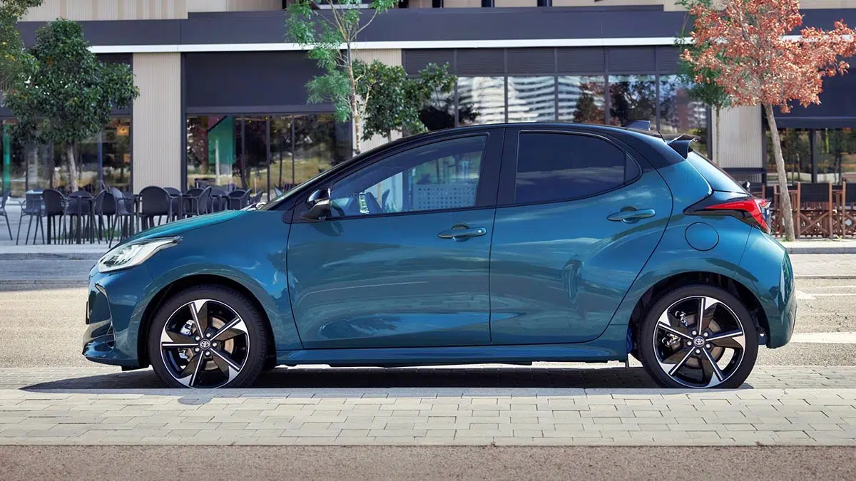 Toyota Yaris vue de profil, citadine compacte au design aérodynamique