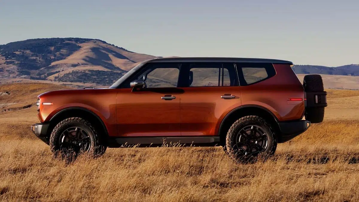 4x4 eléctrico sobre la base Scout Motors, silueta imponente y gran distancia al suelo