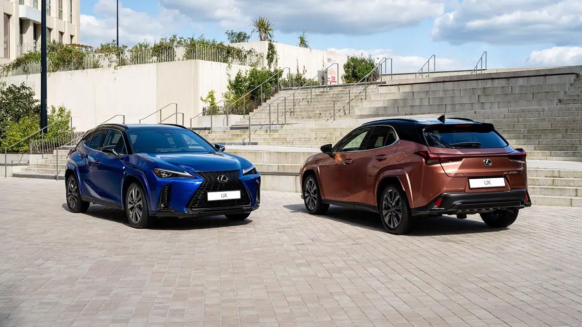 Dos Lexus UX 300h 2025 en azul y cobre vistos de frente y de atrás, destacando las opciones de personalización