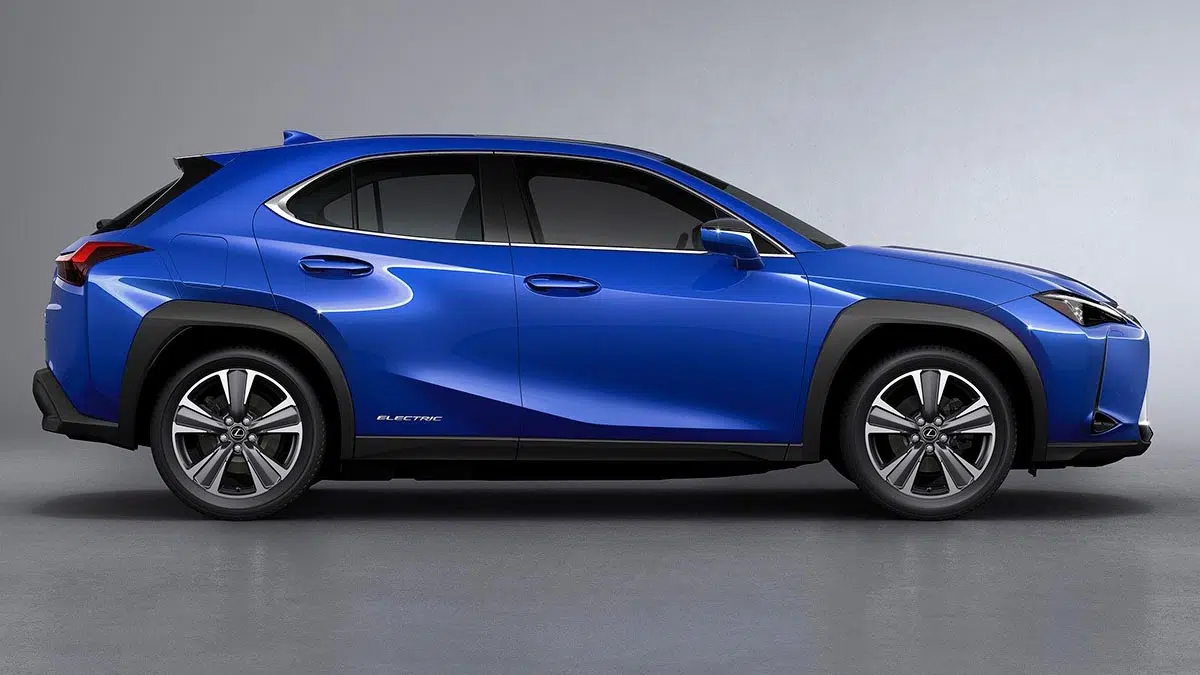 Vista lateral del Lexus UX 300e, destacando sus líneas dinámicas y su diseño premium.