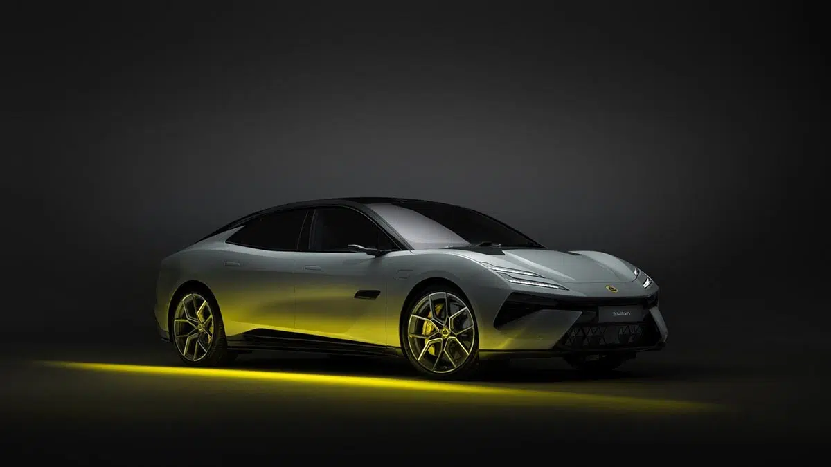 Perfil lateral de la Lotus Emeya eléctrica con líneas definidas y llantas deportivas
