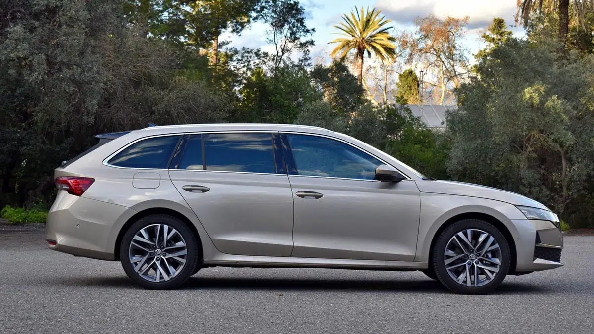 Skoda Octavia 1.5 eTSI MHEV 2025 perfil, berlina espaciosa y aerodinámica