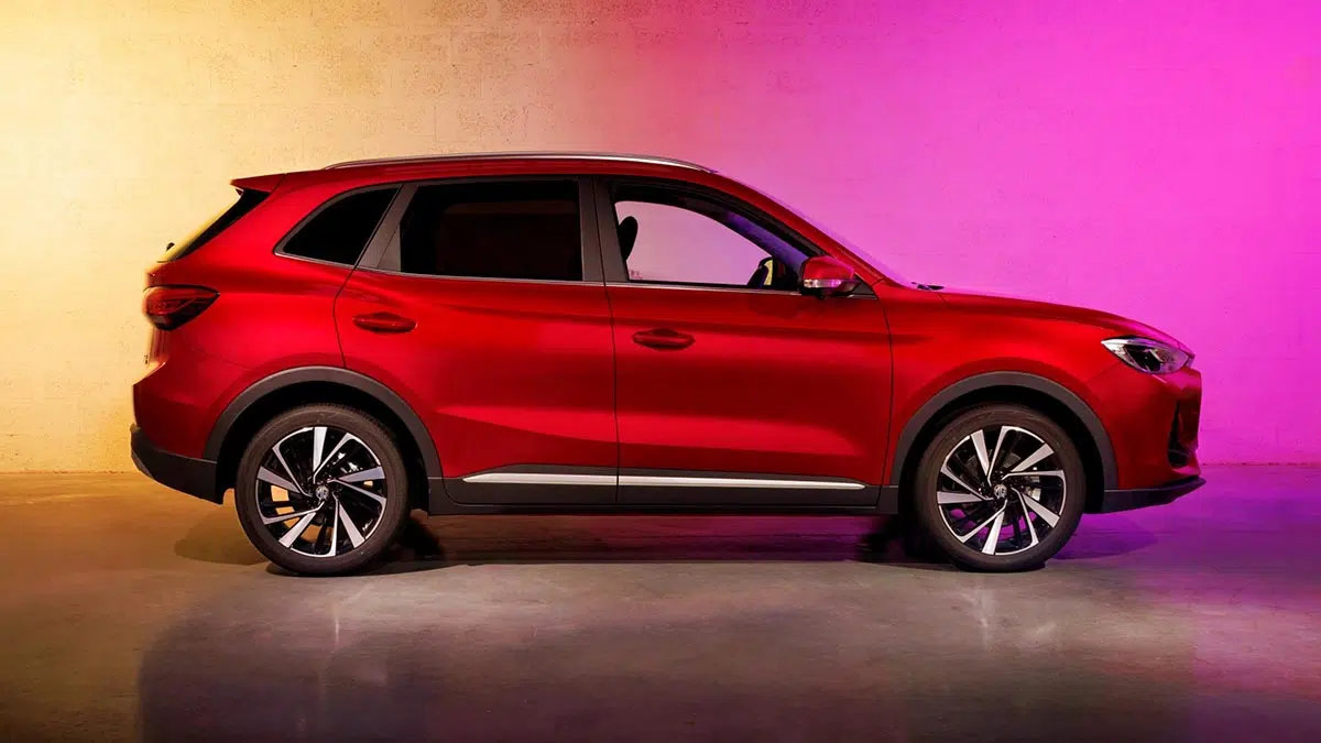 Perfil del MG ZS Hybrid+ 2025, destacando sus nuevas dimensiones y su diseño modernizado.