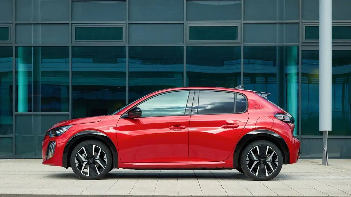 Perfil lateral del Peugeot e-208 eléctrico, un compacto con líneas dinámicas