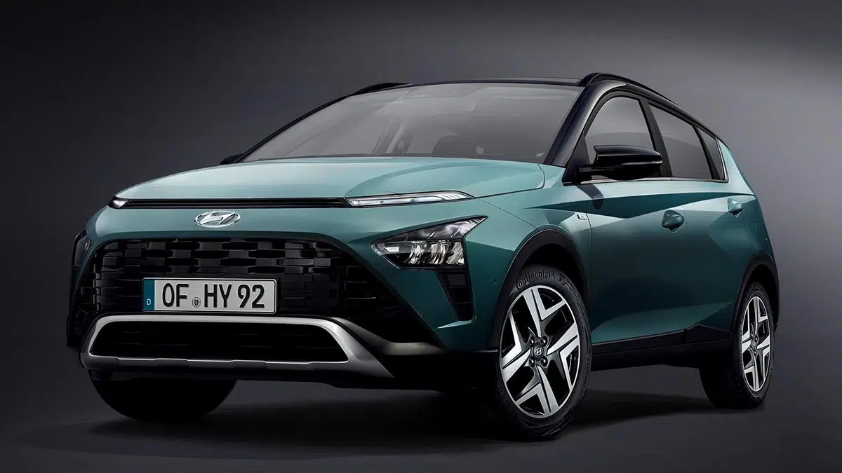 Hyundai Bayon 2025, SUV compacto en vista 3/4 con diseño dinámico y líneas esculpidas
