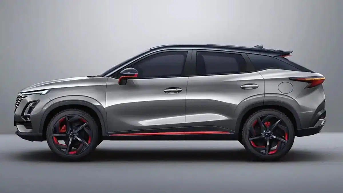 Vista lateral del Omoda 5, destacando su diseño dinámico y líneas modernas.