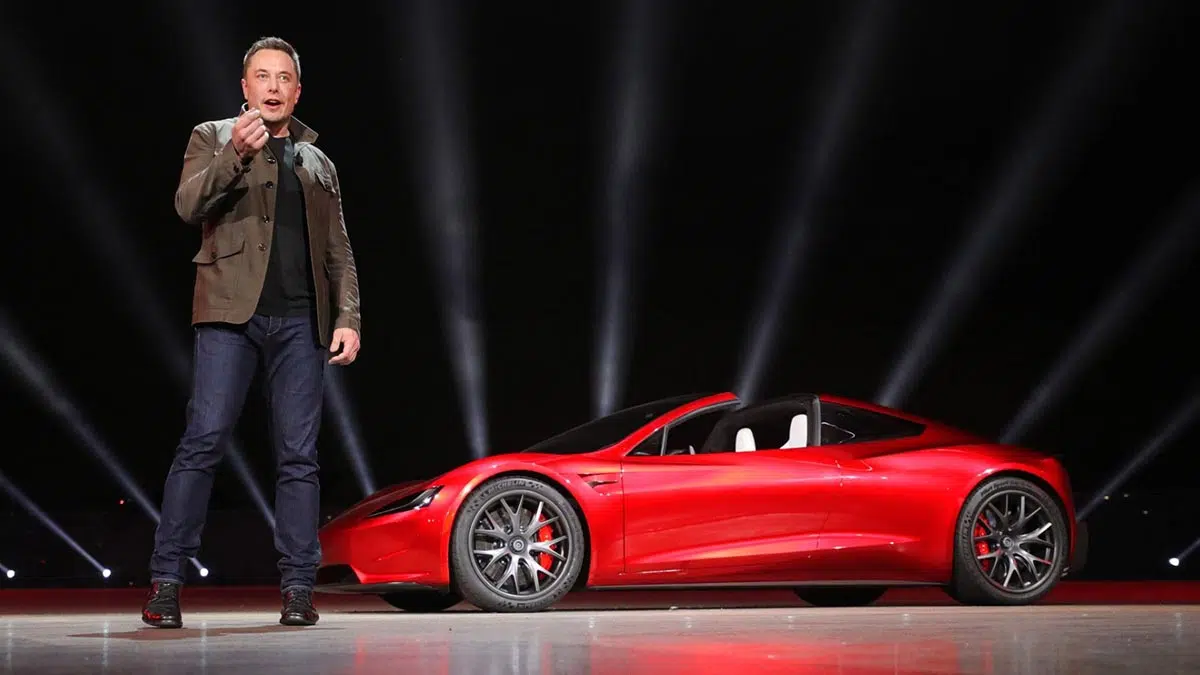 Elon Musk presentando el Tesla Roadster, supercoche eléctrico de alto rendimiento