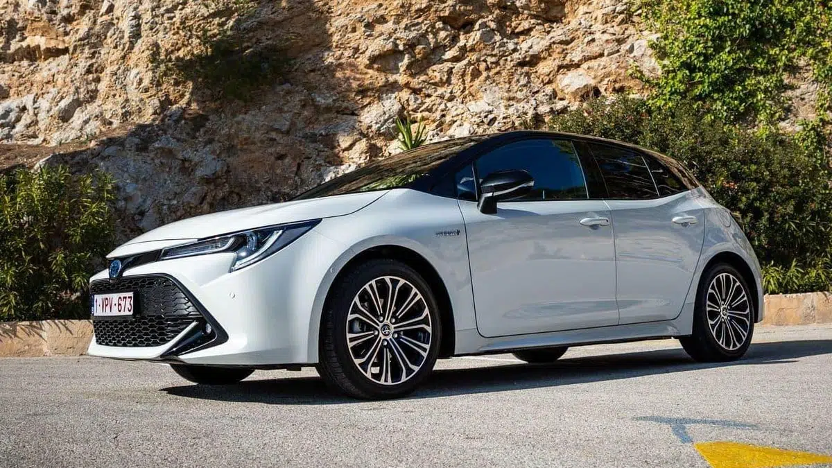 Perfil del futuro Toyota Corolla híbrido enchufable 2026