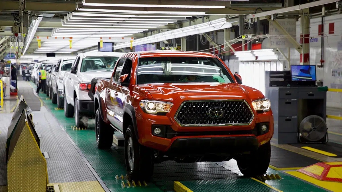Cadena de producción en una fábrica de Toyota con vehículos en ensamblaje.
