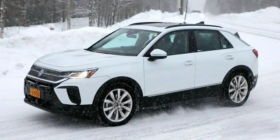 Perfil del Volkswagen T-Roc 2025 destacando sus llantas de aleación, líneas dinámicas y proporciones equilibradas.