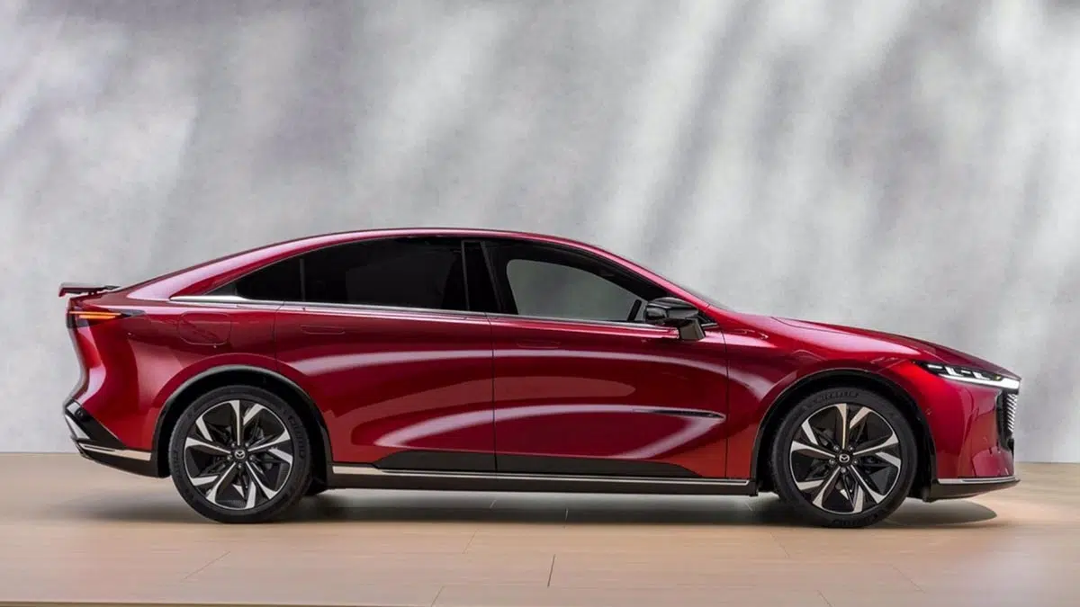 Mazda 6e visto de perfil, gran berlina eléctrica con silueta esbelta y proporciones equilibradas