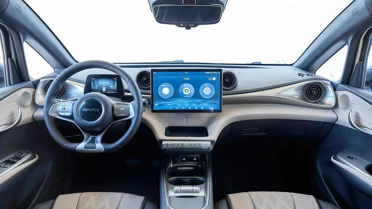 Cabina de la BYD Dolphin 2025 con pantalla táctil central rotativa y volante multifuncional
