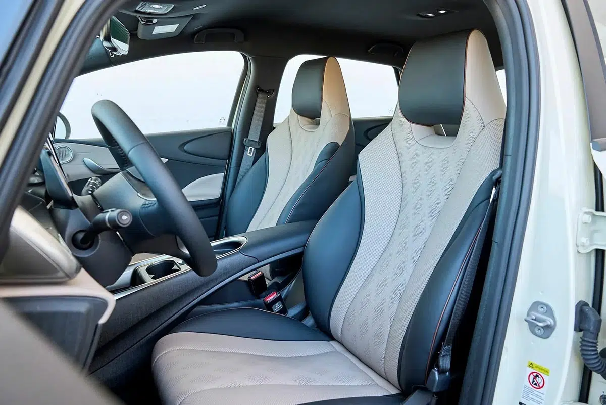 Asientos delanteros de la BYD Dolphin Comfort 2025 con tapicería de tejido y ajustes eléctricos