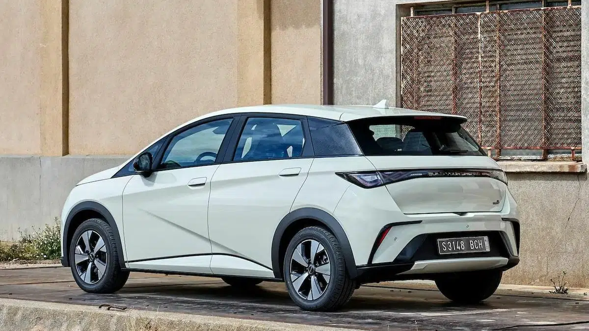 Parte trasera de la BYD Dolphin eléctrica 2025 con luces LED integradas y logotipo central