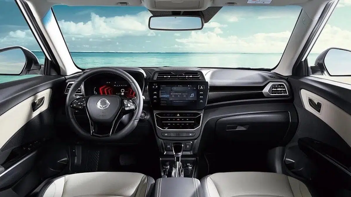 Interior del KGM Tivoli 2025 con pantalla táctil central y volante multifuncional