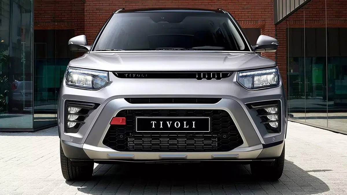 Vista frontal del KGM Tivoli 2025 con parrilla angular y faros LED